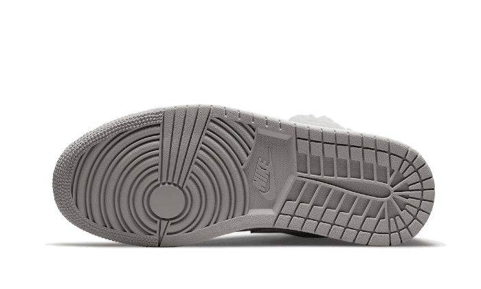 Gedetailleerd ontwerp van Nike Air Jordan 1 Low SE Sherpa Fleece sneaker, met opvallend profiel en hoogwaardige materialen voor comfortabele pasvorm.