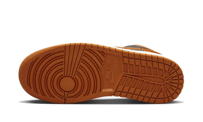 Elegante sport-sneakers van Nike in zachtbruin leder met een opvallend reliëf profiel. Perfecte pasvorm en duurzame zool voor een stijlvolle, comfortabele look.
