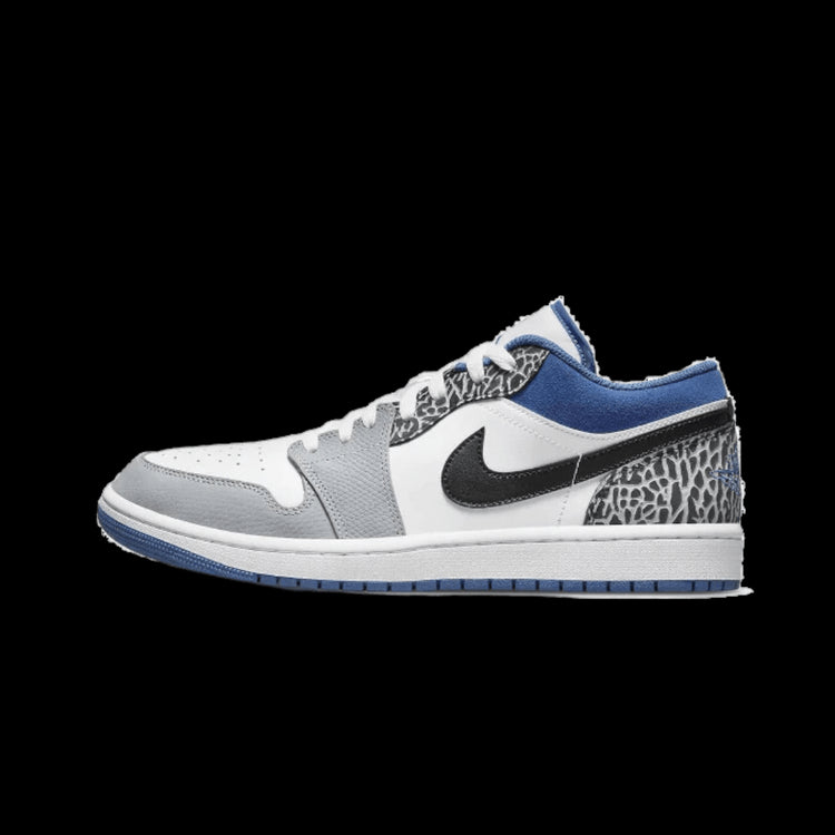 Blauwe en grijze Nike Air Jordan 1 Low SE True Blue sneakers. Het ontwerp heeft een opvallende, gestructureerde patroon en een duurzame rubberen zool voor optimale grip. Deze stijlvolle sneakers passen goed bij elke casual outfit en maken je look compleet.