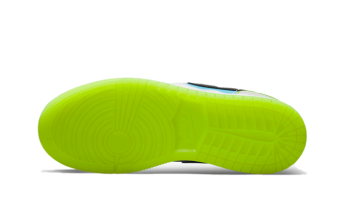 Neon gele zolen op Air Jordan 1 Low SE Warped Swoosh sneakers, een modern en opvallend silhouet van het klassieke Nike-model.