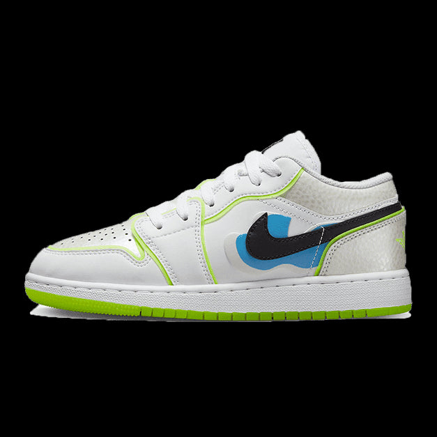 Witte Air Jordan 1 Low SE sneakers met gedeformeerde Swoosh-logoafbeelding op een groene achtergrond