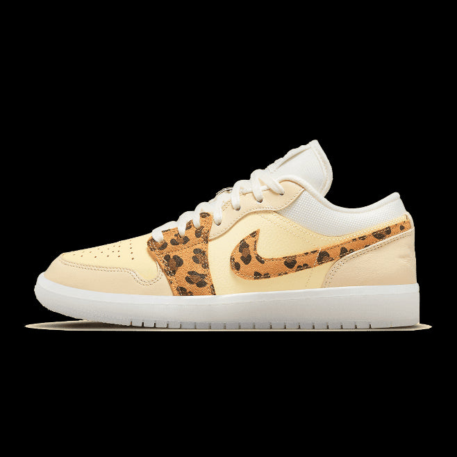 Exclusieve Nike Air Jordan 1 Low SNKRS Day-sneakers met luipaardprint details op een donkergroene achtergrond