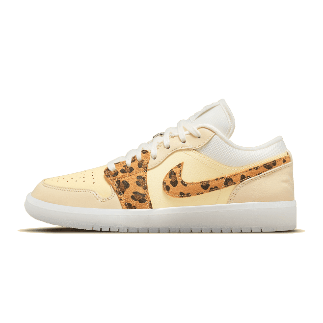 Exclusieve Nike Air Jordan 1 Low SNKRS Day-sneakers met luipaardprint details op een donkergroene achtergrond