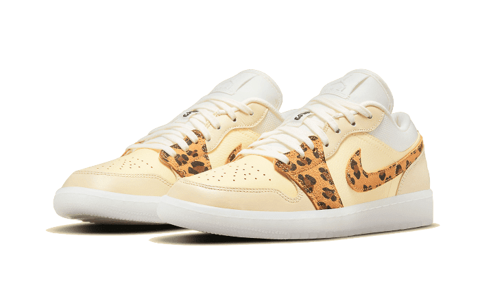 Witte Nike Air Jordan 1 Low SNKRS Day sneakers met luipaardprint details, de nieuwste aanwinst voor liefhebbers van exclusieve sneakers.