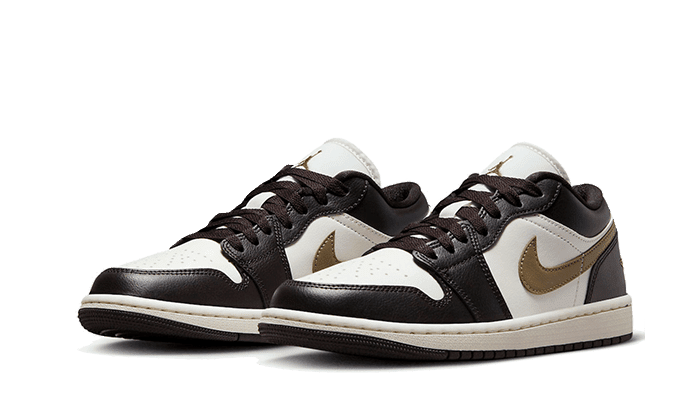 Elegante lage sneakers Air Jordan 1 Low Shadow Brown van topkwaliteit. De iconische Air Jordan-look met zwart-witte kleurblokken en gouden accenten. Perfecte combinatie van stijl en comfort voor de moderne sneakerliefhebber.