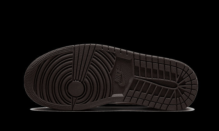 Getextureerde rubberen zool van de Nike Air Jordan 1 Low Shadow Brown sneakers, tegen een groene achtergrond geplaatst.
