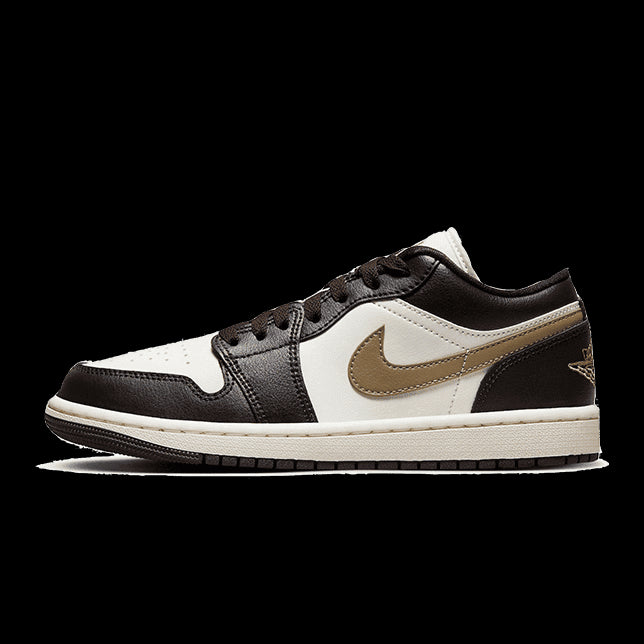 Elegante Nike Air Jordan 1 Low Shadow Brown sneakers op effen groen oppervlak