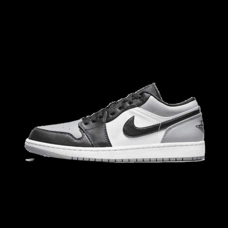 Elegante Air Jordan 1 Low Shadow Toe sneakers in zwart-wit, geplaatst op een groene achtergrond