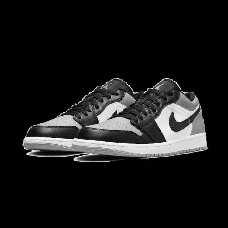 Elegante lage sneakers van Nike, Air Jordan 1 Low Shadow Toe model. Zwart-wit kleurschema met goed ondersteunende zool. Moderne sportschoenen geschikt voor dagelijks gebruik.