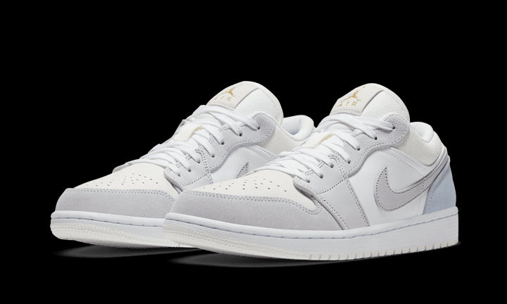 Elegant Air Jordan 1 Low sneakers in een stijlvolle grijze tint. Met vooraan Nike-logo en veters in de kenmerkende witte kleur. Deze klassieke sneakers passen bij elke stedelijke outfit.