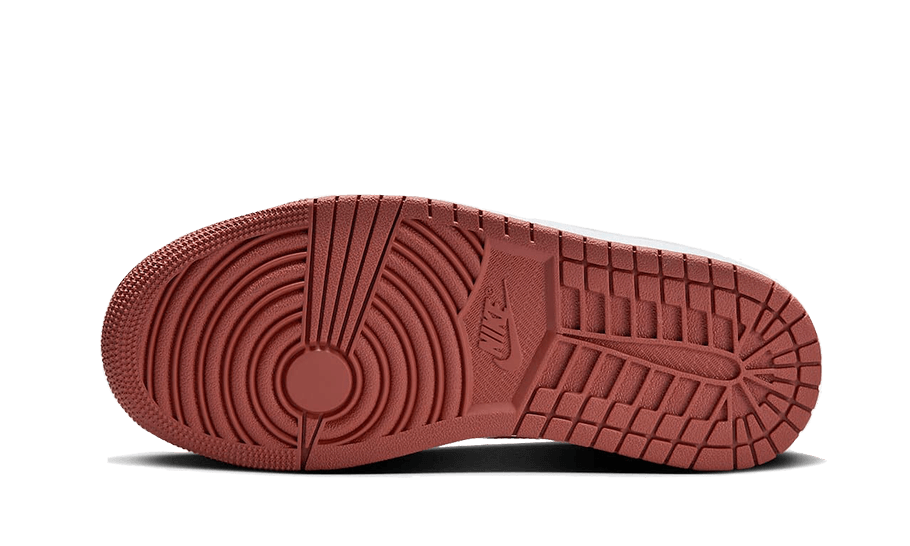 Oranje Nike Air Jordan 1 Low Sky J sneakers met een gedetailleerd zool ontwerp