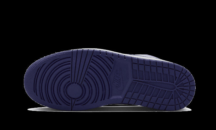 Paarse Nike Air Jordan 1 Low Sky J-sneakers met een iconisch ontwerp en een duurzame, flexibele zool voor uitstekende grip op elk oppervlak.