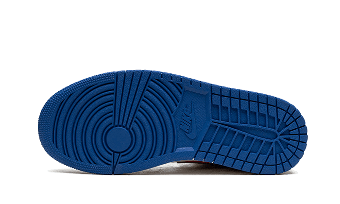 Stijlvolle Nike Air Jordan 1 Low Sport Blue Gym Red sneakers met een blauw en rood designpatroon op de zool. Deze exclusieve sneakers bieden moderne sportieve stijl en comfort.