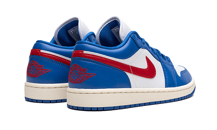 Trendy Nike Air Jordan 1 Low sneakers in sport blauw, rood en wit op een effen achtergrond