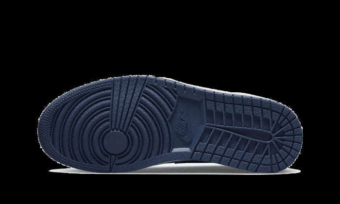 Laag model Air Jordan 1 sneakers met staal blauwe accenten en een robuust rubberen profiel-zool