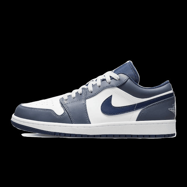 Stoere Nike Air Jordan 1 Low sneakers in stalen blauwe kleur op een groene achtergrond