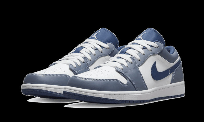 Stijlvolle Air Jordan 1 Low sneakers in stalen blauw. Klassiek ontwerp met witte accenten op de middenzool en rubberen zool voor optimale grip. De perfecte aanvulling op elke casual outfit.