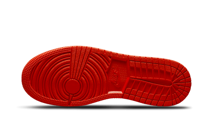 Klassieke Nike Air Jordan 1 Low sneakers in een opvallend team oranje kleur op een effen groene achtergrond. Deze laag model sneakers kenmerken zich door het iconische Air Jordan silhouet met een geribde rubberen zool voor optimale grip.