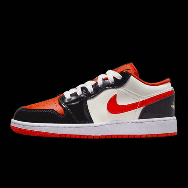 Stijlvolle Nike Air Jordan 1 Low Team Orange sneakers in trendy kleurcombinatie van wit, zwart en oranje.