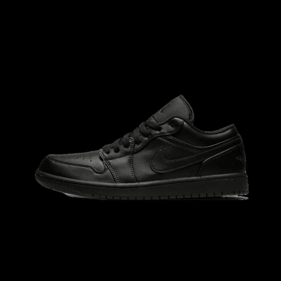 Zwarte Air Jordan 1 Low sneakers met een klassiek, minimalistische stijl. De schoenen zijn volledig in het zwart uitgevoerd, waardoor ze een stoere en elegante uitstraling hebben. Deze Air Jordan 1 Low's zijn geschikt voor dagelijks gebruik en passen goed bij verschillende outfits.