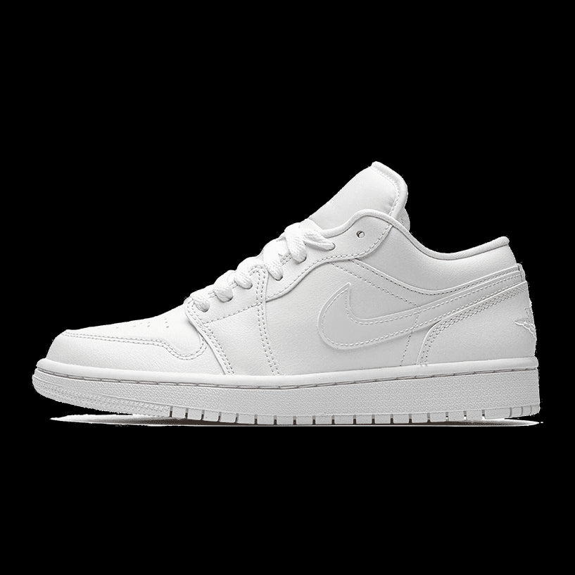 Witte sneakers met patent Swoosh van Nike, klassiek Air Jordan 1 Low model uit 2022, geplaatst op een groene achtergrond