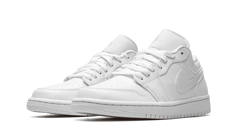Witte Nike Air Jordan 1 Low sneakers met glanzende zilveren swoosh op een groene achtergrond