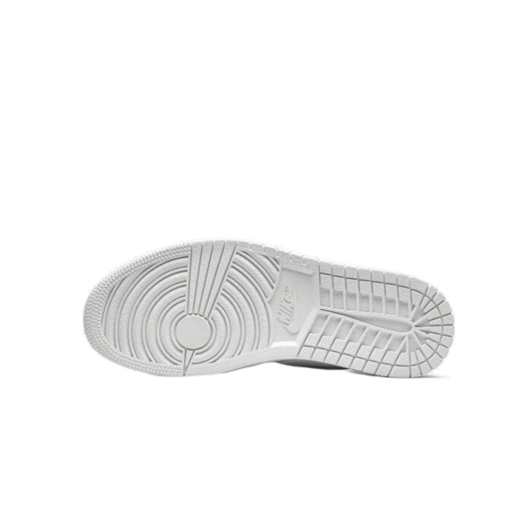 Air Jordan 1 Low Triple White sneakers op een groene achtergrond