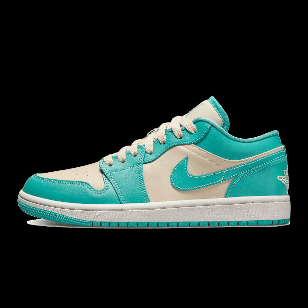 Lichtblauwe Air Jordan 1 Low Tropical Teal sneakers met een wit accent op een groen achtergrond
