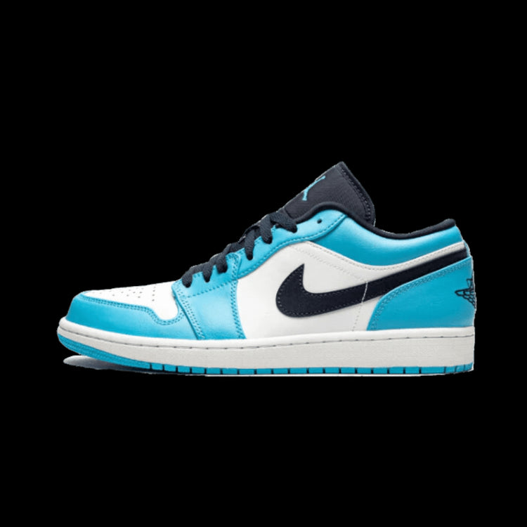 Blauwe en witte Nike Air Jordan 1 Low UNC (2021) sneakers geplaatst op een effen groene achtergrond