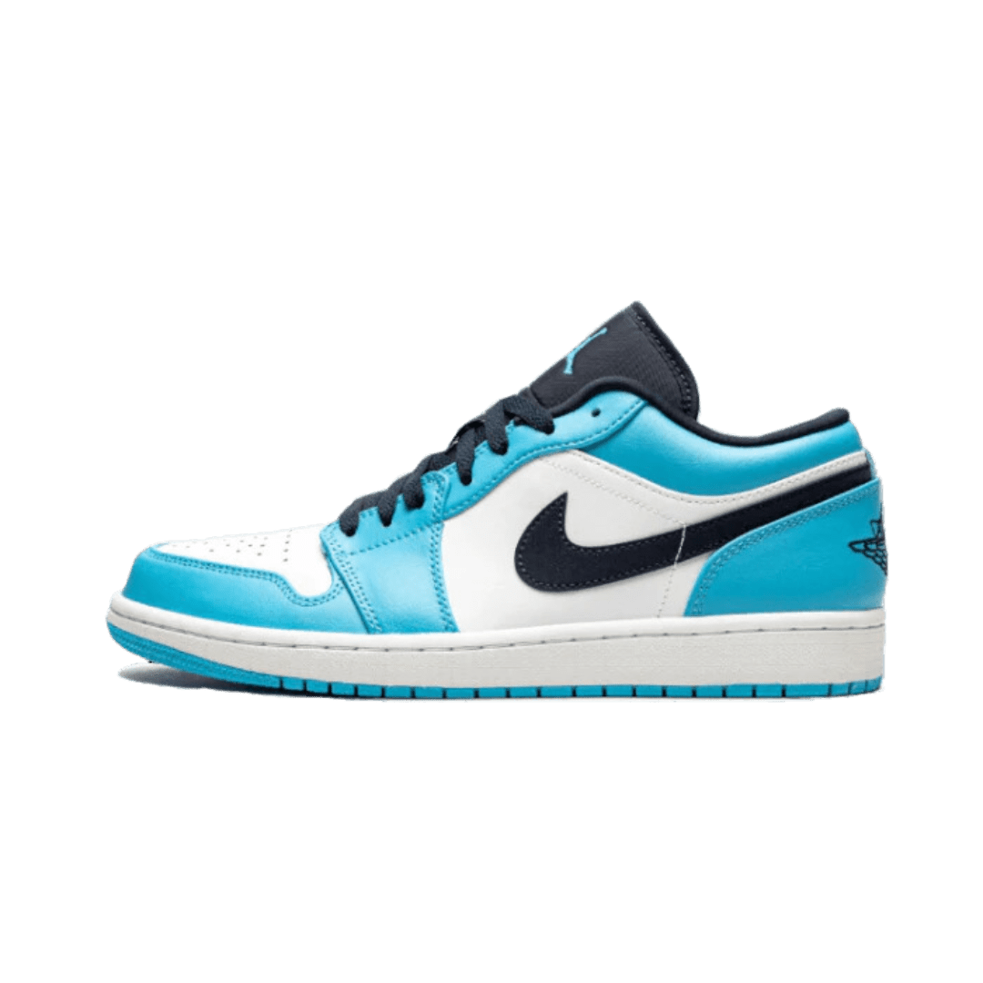 Blauwe en witte Nike Air Jordan 1 Low UNC (2021) sneakers geplaatst op een effen groene achtergrond