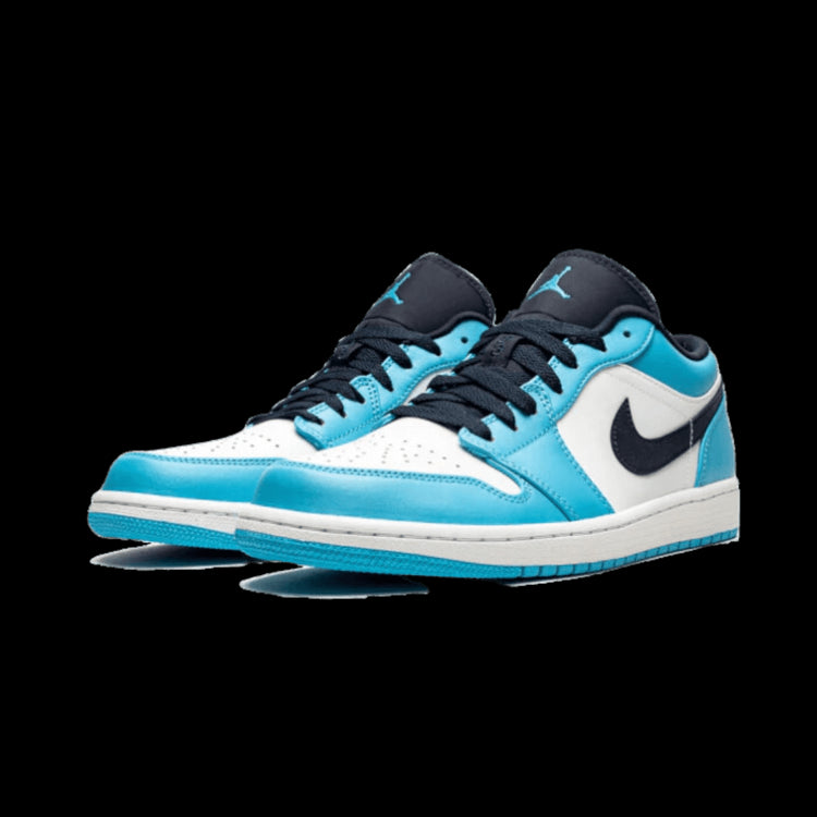Elegante sneakers Air Jordan 1 Low UNC (2021) in stijlvolle lichtblauwe en zwarte tinten. Gemaakt door het toonaangevende sportmerk Nike. Deze sportieve schoenen zijn perfect voor elke stedelijke fashionista.