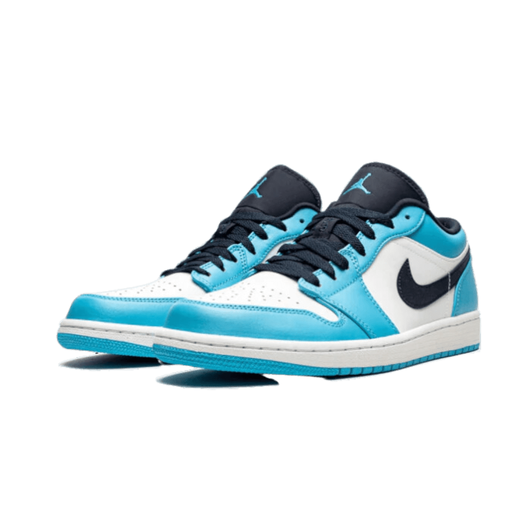 Elegante sneakers Air Jordan 1 Low UNC (2021) in stijlvolle lichtblauwe en zwarte tinten. Gemaakt door het toonaangevende sportmerk Nike. Deze sportieve schoenen zijn perfect voor elke stedelijke fashionista.