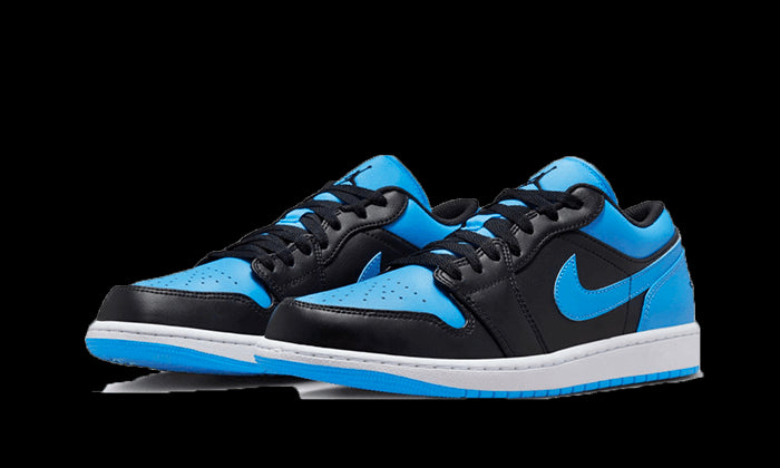 Nike Air Jordan 1 Low University Blue sneakers op een groene achtergrond