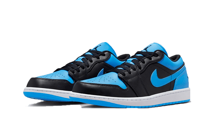 Nike Air Jordan 1 Low University Blue sneakers op een groene achtergrond