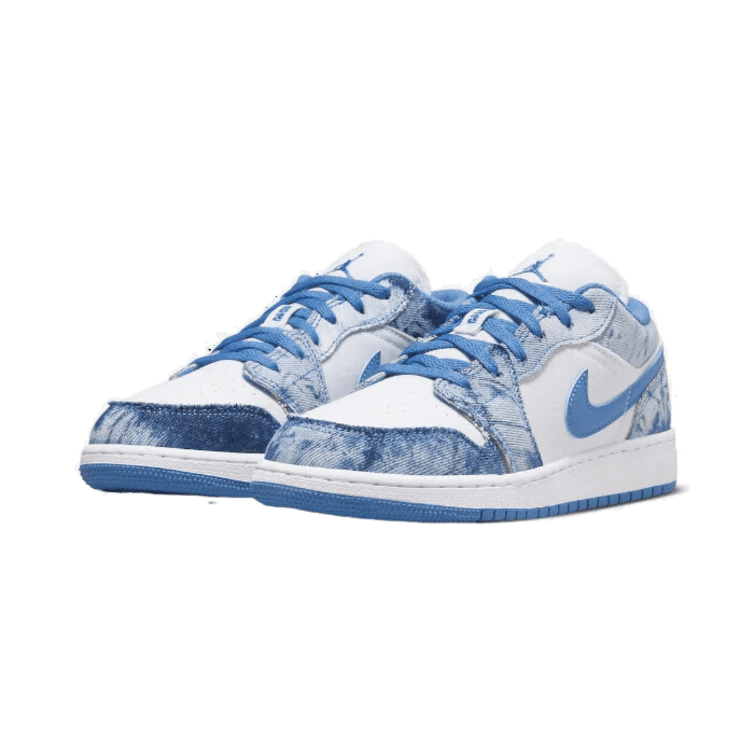 Blauwe Nike Air Jordan 1 Low Washed Denim sneakers op een groene achtergrond