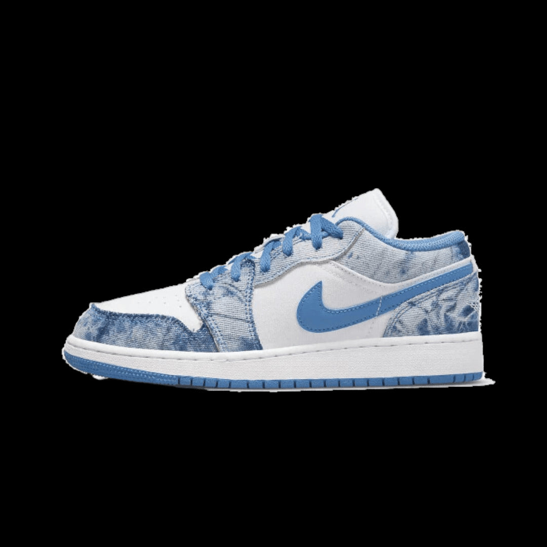 Witte en blauwe Air Jordan 1 Low Washed Denim sneakers op een groene achtergrond