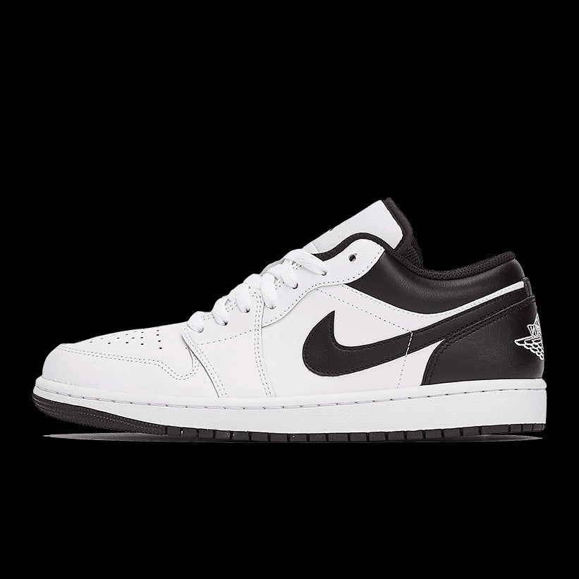 Klassieke Nike Air Jordan 1 Low sneakers in wit en zwart op groen achtergrond
