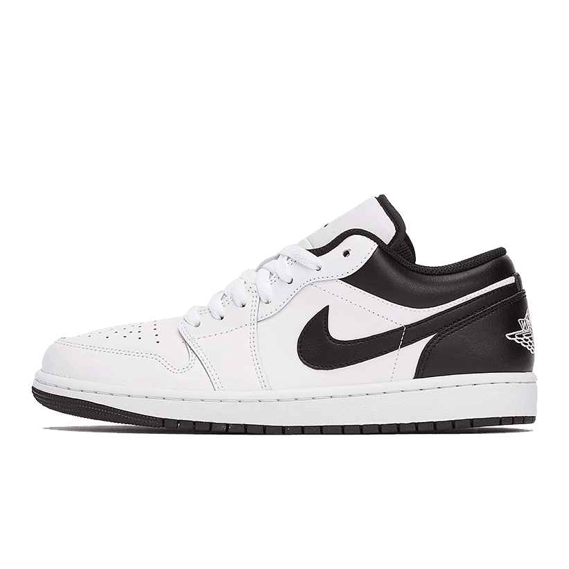Klassieke Nike Air Jordan 1 Low sneakers in wit en zwart op groen achtergrond