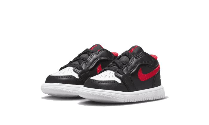 Zwarte en rode Nike Air Jordan 1 Low White Toe Bébé (TD) sneakers op witte ondergrond