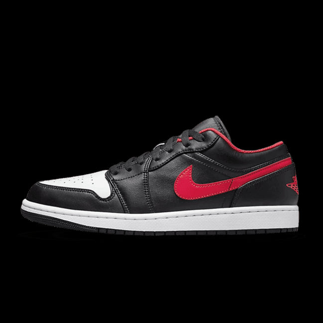 Air Jordan 1 Low White Toe sneakers in zwart, wit en rood. De klassieke basketbalschoen met bekende Nike Swoosh-logo en contrasterend kleurschema. Ontworpen voor comfort en stijl.
