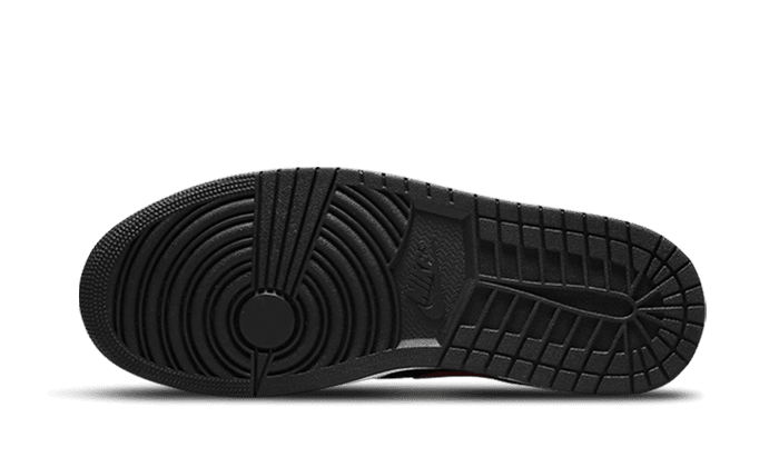 Klassieke zwarte Nike sneakers met een opvallende zoolconstructie op een groene achtergrond