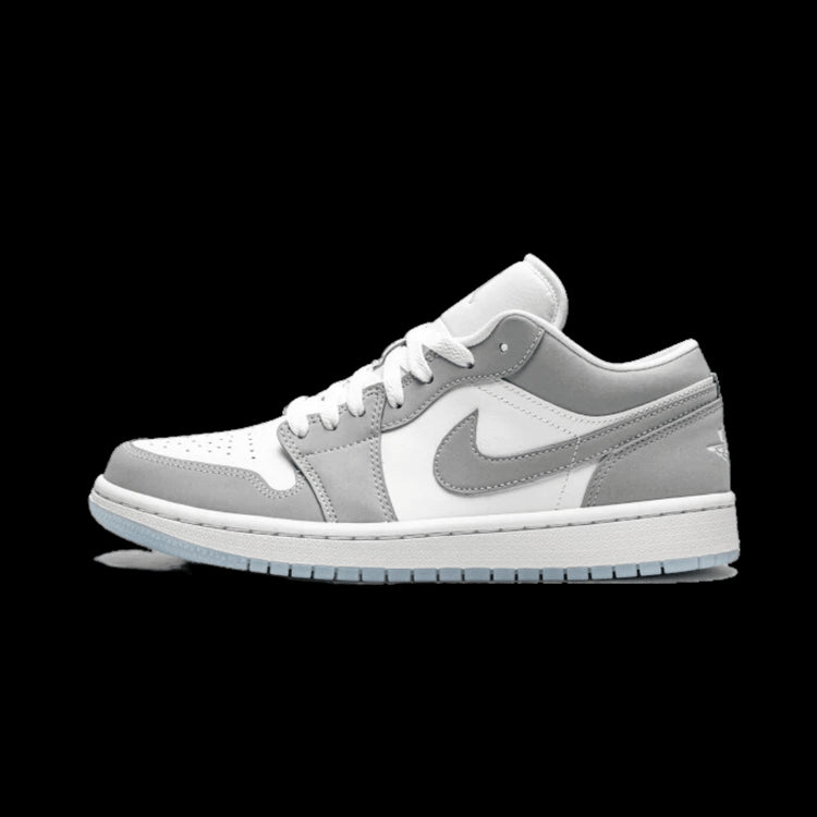 Witte en grijze Air Jordan 1 Low sneakers met het Nike-logo. De sneakers hebben een eenvoudig ontwerp met een minimalistisch uiterlijk. Deze klassieke sneakers zijn ideaal voor elke moderne garderobe.