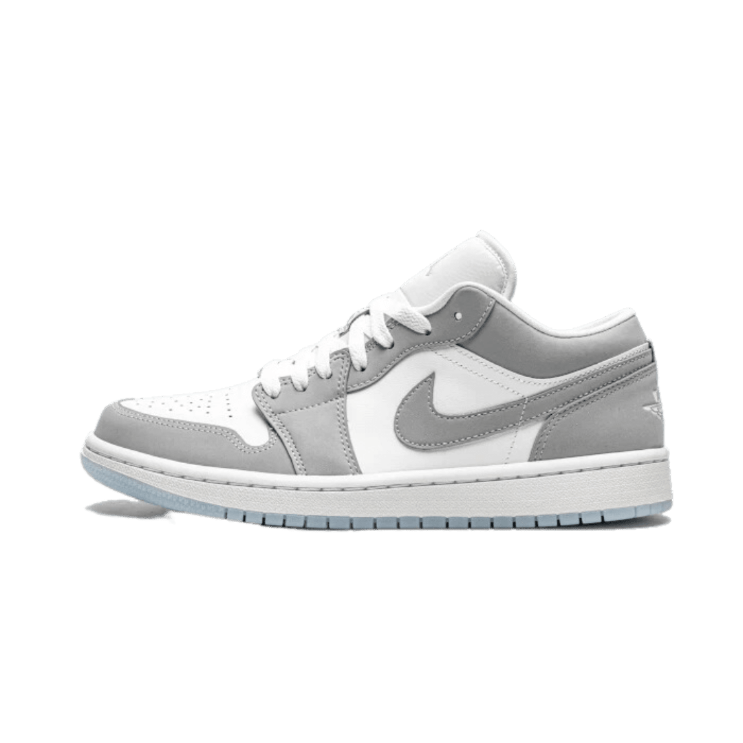 Witte en grijze Air Jordan 1 Low sneakers met het Nike-logo. De sneakers hebben een eenvoudig ontwerp met een minimalistisch uiterlijk. Deze klassieke sneakers zijn ideaal voor elke moderne garderobe.