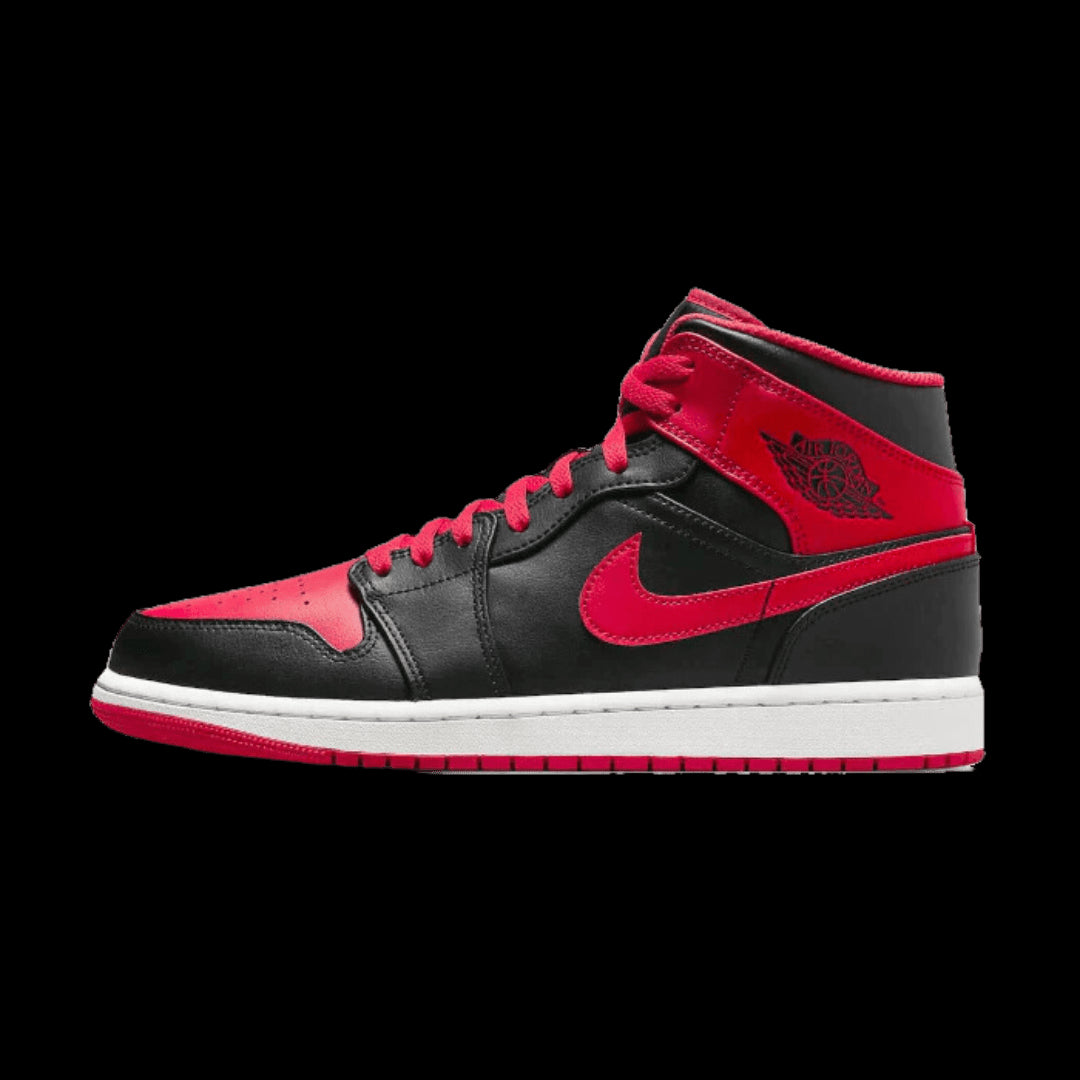 Air Jordan 1 Mid Alternate Bred (2022) - Klassieke sneakers in zwart en rood ontworpen voor de moderne streetwear-stijl. De prominente Nike-branding en hoogwaardige afwerking maken deze sportieve sneakers tot een opvallende toevoeging aan je garderobe.