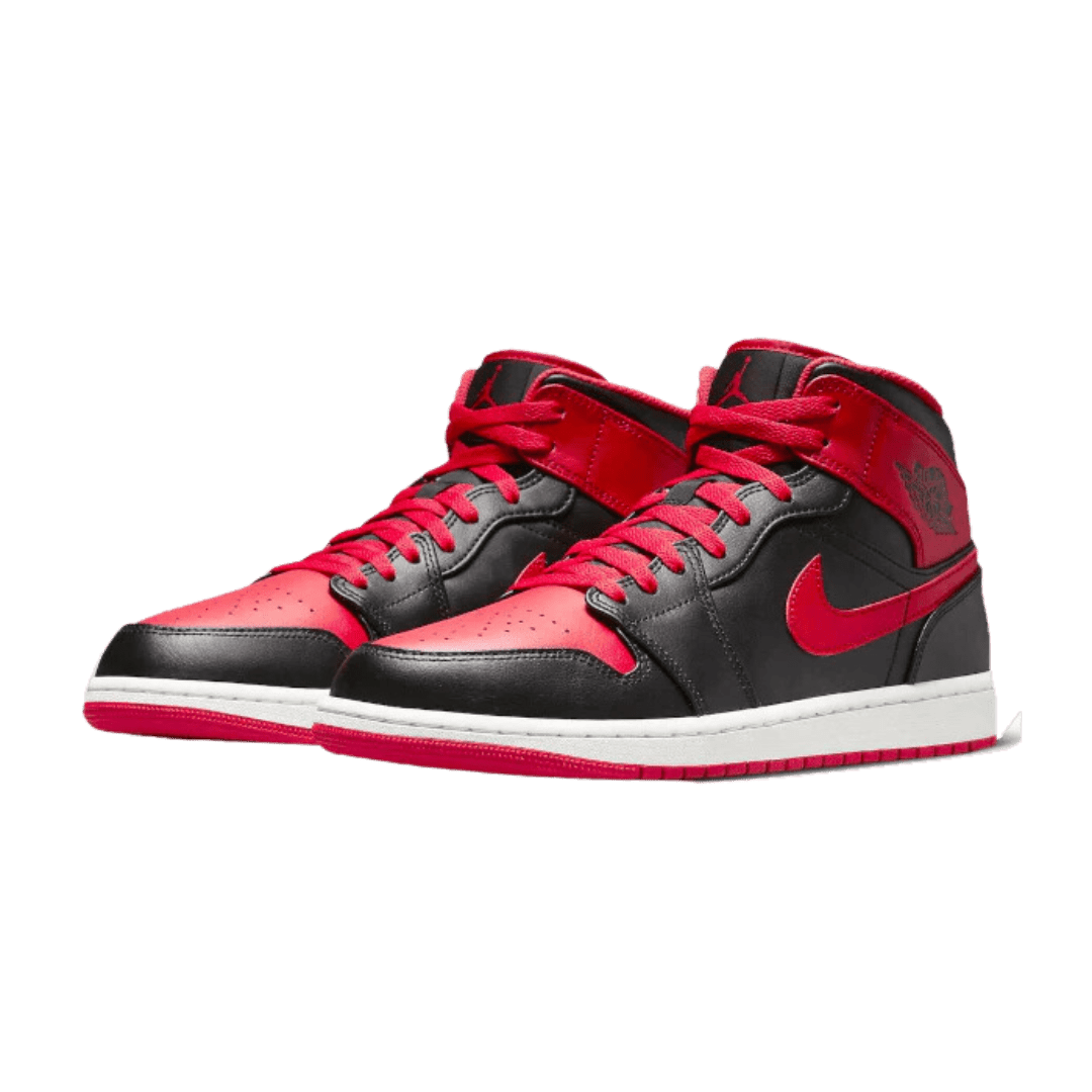 Rode en zwarte Nike Air Jordan 1 Mid Alternate Bred (2022) sneakers op effen achtergrond