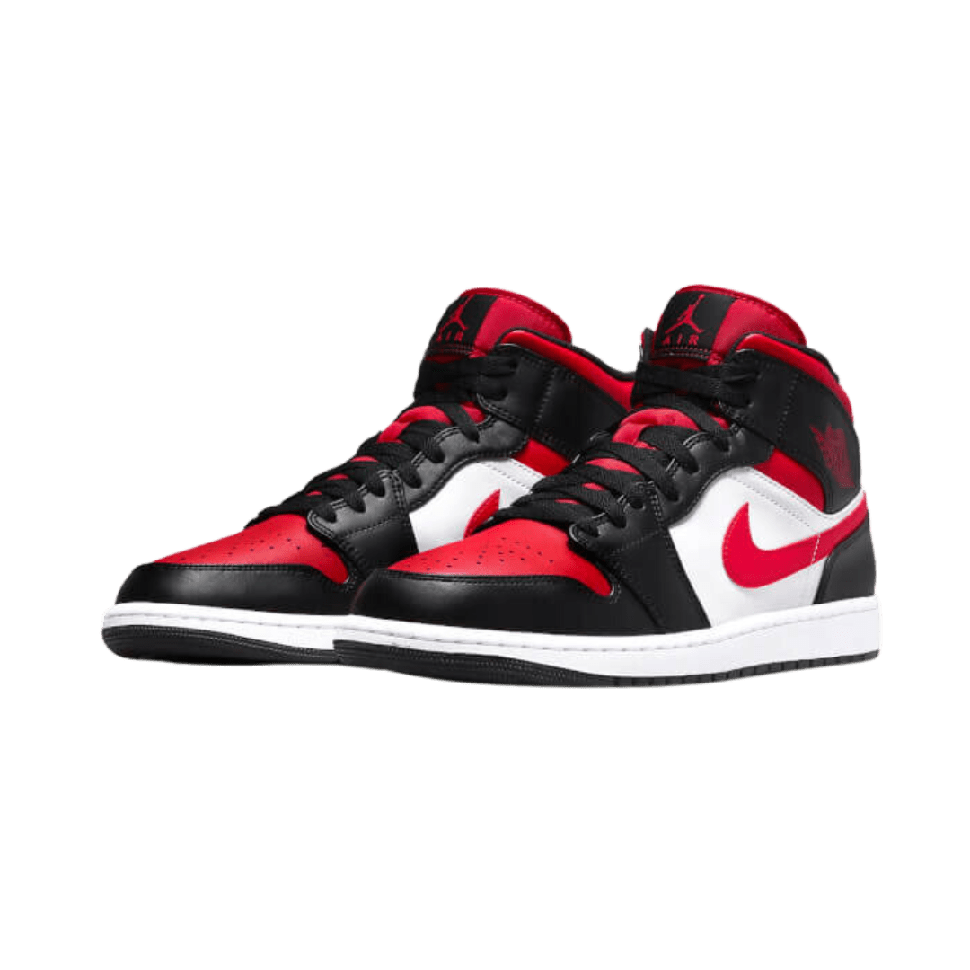 Geïllustreerde Nike Air Jordan 1 Mid Alternate Bred Toe sneakers, verfijnd ontwerp met zwarte en rode accenten, gerenommeerd sportief merk.
