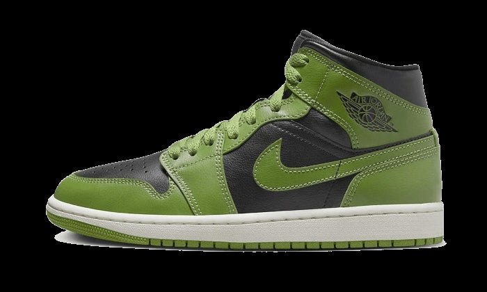 Klassieke Nike Air Jordan 1 Mid Altitude Green sneakers op groen oppervlak