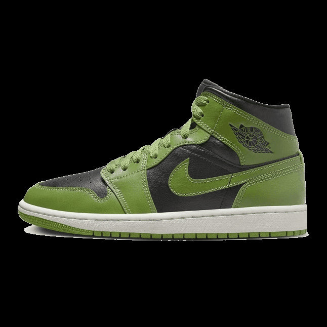 Klassieke Nike Air Jordan 1 Mid Altitude Green sneakers op groen oppervlak