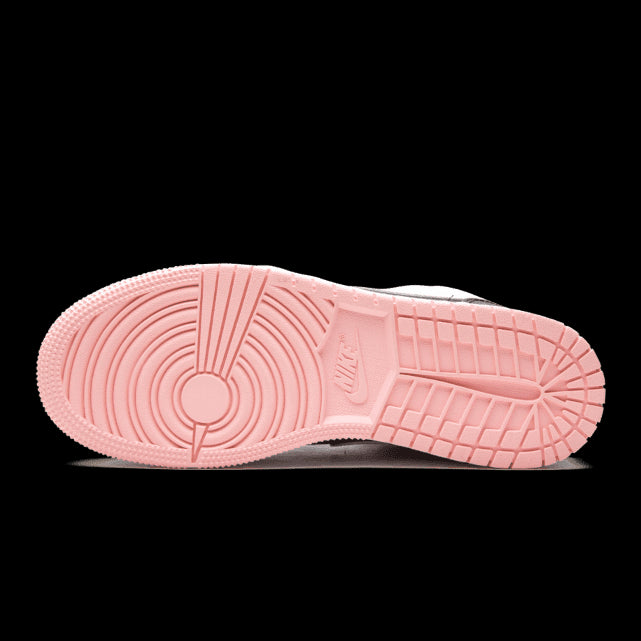 Elegante Nike Air Jordan 1 Mid Arctic Pink Black sneakers met roze zool op een groene achtergrond