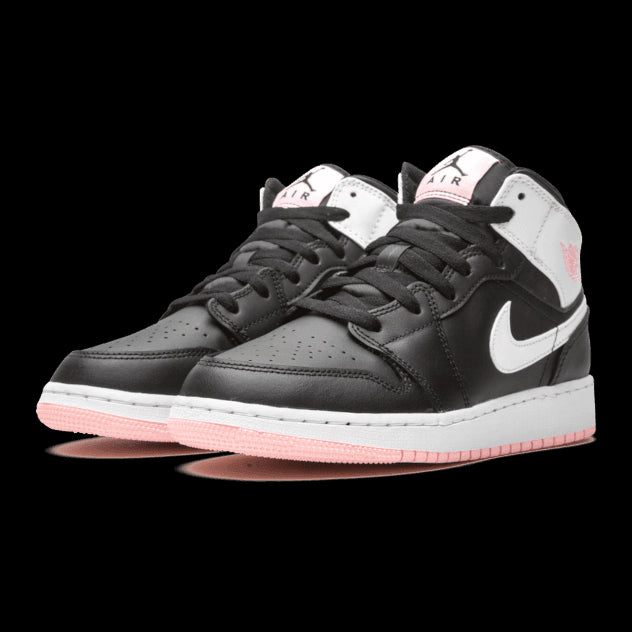 Zwarte Nike Air Jordan 1 Mid Arctic Pink sneakers op een effen achtergrond